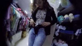 me voy de compras con la amiga de mi novia y esta chica me la follo dentro de la tienda