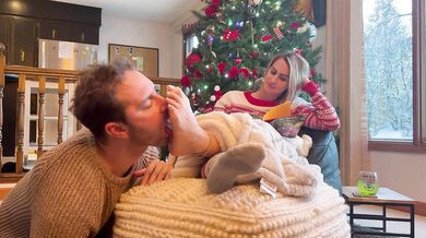 Santa's passion for merry Mrs Claus feet worship under the mistletoe