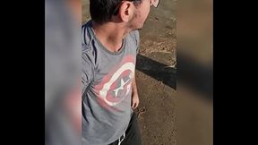 Esperando algu&eacute_m no parque com as cal&ccedil_as abaixadas.