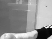 Bear en baño frotando capuyo y soltando leche