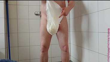 Inkontinenz-Test von Nylonjunge 2 ** Urin **