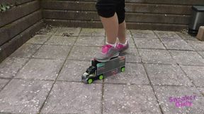 Sneaker-Girl Akira - Car Transporter Crush