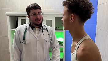 M&eacute_dico novinho e passivo ajudou o paciente que estava com medo de sentir um dedo no cu | COMPLETO NO RED