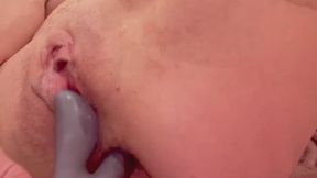 Mature MILF Roxy finger blasts and fucks her willing ass with her vibrating dildo