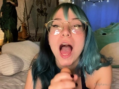 Cute amateur teen girl toying her pussy in bed on cam
