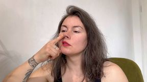 she is cheking what shw has inside her nose av