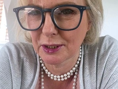 Mature blonde granny loves to masturbate her puss