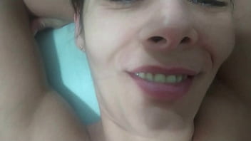 Minha madrasta me deu mole e eu acabei n&atilde_o resistindo e gozei na buceta dela,me desculpe meu pai!