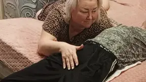 Stiefmoeder slikte de sperma van haar vriend in een diepgrondoog pijpen.