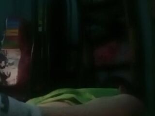 Pareja amateur disfrutando en la oscuridad