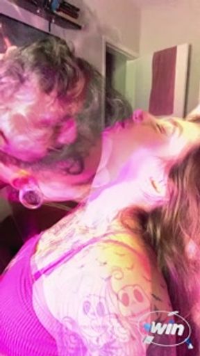 babando muito e chupando o pescoço da minha meia irmã / neck kissing