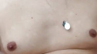 Une fille canon fait une fellation bâclée avant une sodomie et une éjaculation faciale bien salissante.