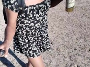 pequeña hermosa ladyboy barbie con minivestido y tacones caminando en publico caliente