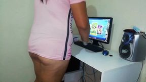 la chica de la limpieza venezolana entra a mi cuarto y logro seducirla me la logro follar arriba de la mesa le gusta mucho como perrito