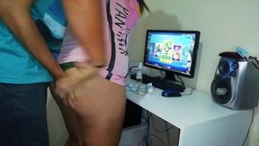 la chica de la limpieza venezolana entra a mi cuarto y logro seducirla me la logro follar arriba de la mesa le gusta mucho como perrito