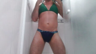 Video amatir buatan sendiri menampilkan gadis-gadis gay amatir yang dicukur bulunya, mengenakan lingerie dan celana dalam, lalu disetubuhi secara anal.