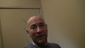 beau mec muscle donne son cul en jockstrap sans capotes