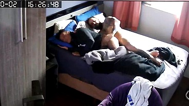 Meu colega de trabalho brigou com a esposa e pediu pra ficar aqui em casa e acordamos no tesão