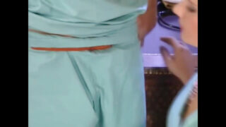 Fantasi medis panas: Perawat Maud Kennedy, Priscillia Lenn, dan Katka dalam threesome panas yang melibatkan oral seks, menjilat vagina, dan fisting bersama Yves Baillat dan Richard Langin.