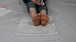 Rhea rubs oil on to her feet (720)