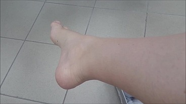 Summer shoes to try on in the shoe store