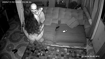 C&acirc_mera flagra cunhada varrendo a casa pelada na frente do cunhado e veja oq aconteceu.