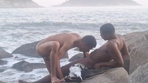 sexo na praia , casal acabou chamando um carinha que batia punheta assistindo para participar da putaria .