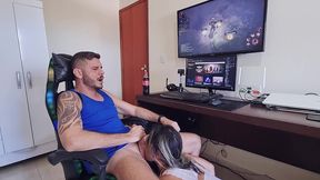 minha namorada me fez perder no jogo, me seduzindo com sua grande bunda ! / mari ao vivo /