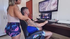 minha namorada me fez perder no jogo, me seduzindo com sua grande bunda ! / mari ao vivo /