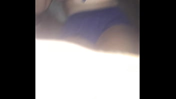 Marido corno dirigindo e eu mamando meu namorado no banco de tr&aacute_s  do carro.(Cuckold husband driving and me sucking my boyfriend in the back seat of the car)