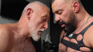 Pula mare a tatălui vitreg arab matur îi lovește fiului vitreg în cur fără șa, după ce l-a lins și l-a sug