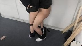 倉庫で先輩のチンコをしゃぶって、デカいチンコで激しく突かれる可愛い女子高◯生。