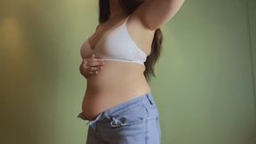 bloated-belly-in-low-rise-jeans