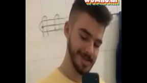 Vendo meu amigo pausudo comendo a minha m&atilde_e, e cantando de alegria