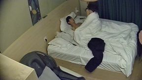 主題酒店 年輕情侶 女生身材苗條討人喜歡 男生又是個牲口 把逼里水都操干了 塗上潤滑油繼續1