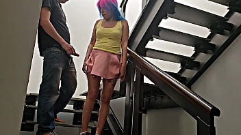 &iexcl_Andele Vecina un rapidin aqu&iacute_ en las escaleras!, por poco nos descubren no mames!