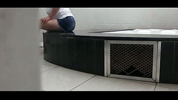 Corno flagra esposa puta vadia hotwife mamando rola e levando banho de porra