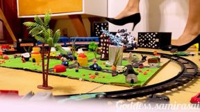 Giantess Samira declara su amor a su tiny y decide conocer el pueblo de donde el es nativo, y a si paso destruye toda la ciudad