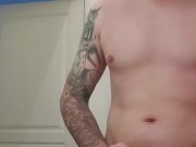 Je me branle avant la douche et sperme sur mes pieds