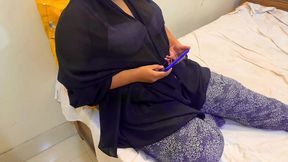 فتاة عربية مسلمة جذابة تشاهد فيديو إباحي على هاتفها في سرير الجنس - arab hot girl sex mms