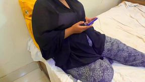 فتاة عربية مسلمة جذابة تشاهد فيديو إباحي على هاتفها في سرير الجنس - arab hot girl sex mms