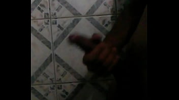 Punheta e gozada antes do banho
