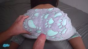 hijastra culona ninfomana me espera en su ropa de cama lista para follar!! porno casero