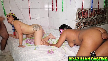 FESTA DO CARNAVAL FERVEU COM MUITO SEXO NO SALÃO ATE MORENA CASADA SE ANIMOU METEU GOSTOSO COM O GRINGO.