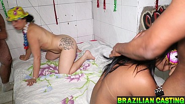 FESTA DO CARNAVAL FERVEU COM MUITO SEXO NO SALÃO ATE MORENA CASADA SE ANIMOU METEU GOSTOSO COM O GRINGO.