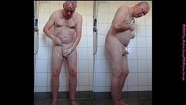 Morgens Allein in der Dusche