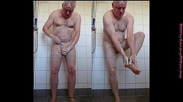 Morgens Allein in der Dusche