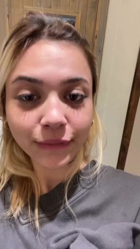Teen onlyfan shows off her tits