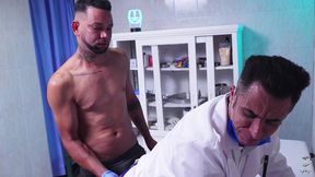 baiano dotadao com 24cm, passou no consultorio medio para uma consulta de rotina e ele nao aguentou o doutor te examinando e logo ficou de rolona bem dura