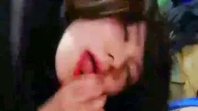 Chica asiática amadora hace magia con sus labios carnosos